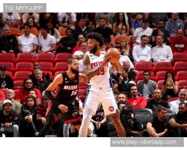 萨迪克贝半场表现突出独得13分1板2助成为全队唯一上双球员 萨迪克贝半场表现突出独得13分1板2助成为全队唯一上双球员