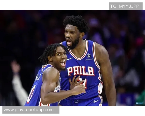 马克西精彩反击助攻恩比德空接暴扣替补席欢呼沸腾瞬间回顾