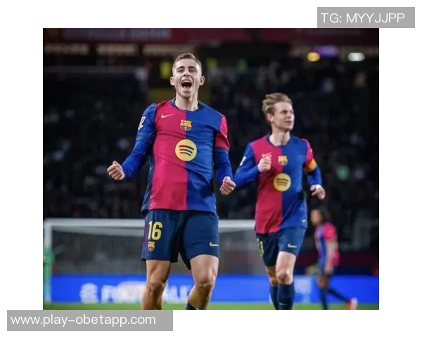 费尔明与佩德里庆祝西超杯夺冠合影分享助攻喜悦与冠军荣耀